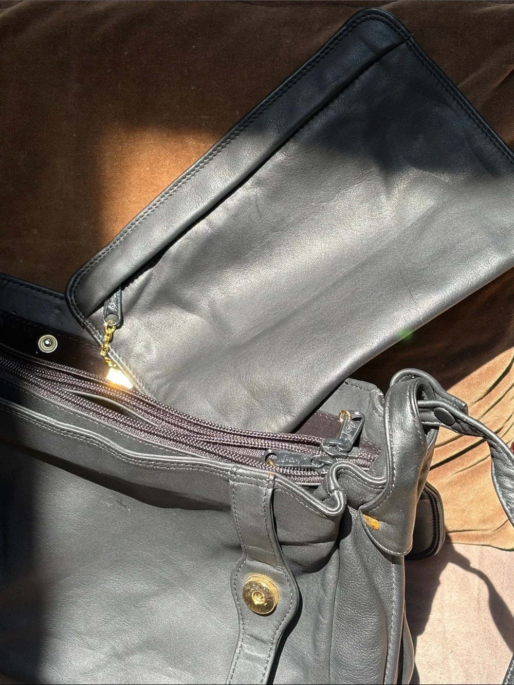 Beautiful Brio Classic Leather velvet interior pockets / pouch crossbody